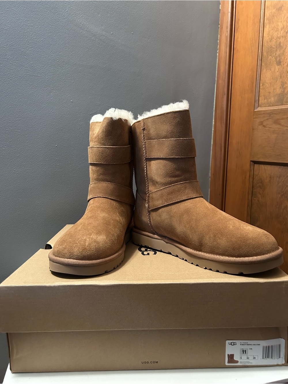 NWT UGG Classic Short Suede Boots - Chestnut Brown